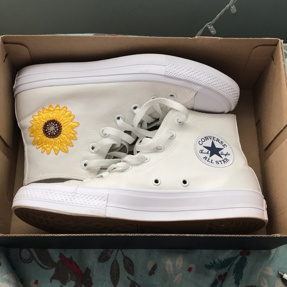🚫SOLD🚫White converse with sunflower